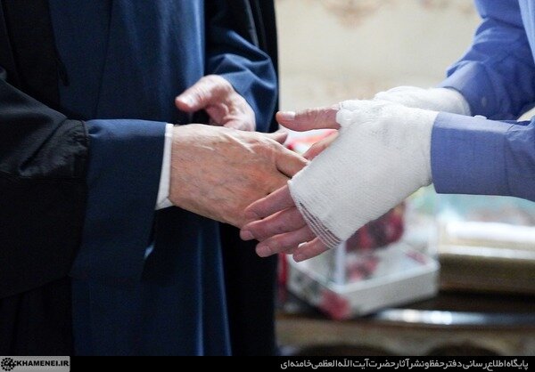 حضور نمایندگان رهبر انقلاب در منازل تعدادی از جانبازان سرافراز