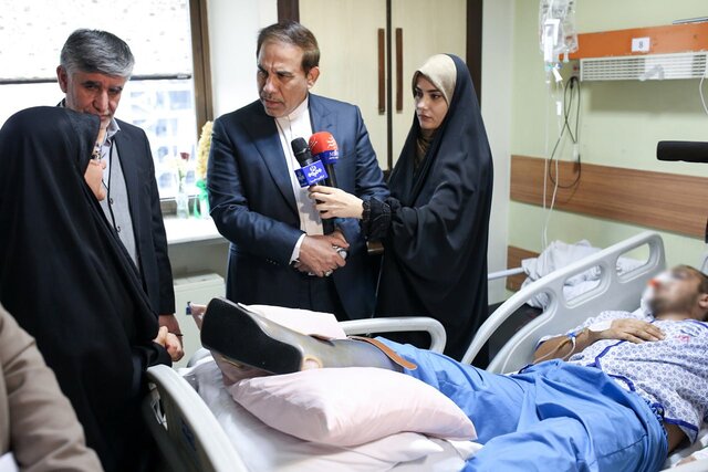 جهانگیر با مجروحان حوادث اخیر دیدار و گفتوگو کرد جهانگیر با مجروحان حوادث اخیر دیدار و گفتوگو کرد