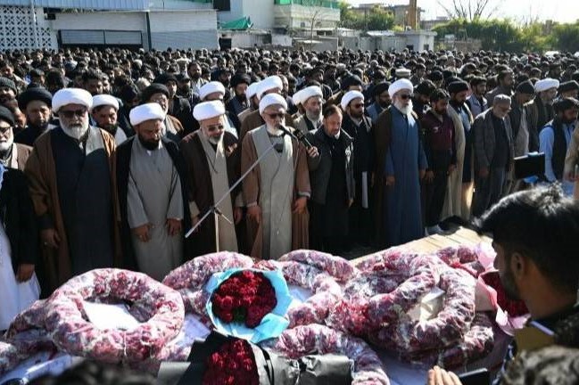 تشییع پیکر ۳۲ شهید حمله تروریستی به مسجد شیعیان در پاکستان تشییع پیکر ۳۲ شهید حمله تروریستی به مسجد شیعیان در پاکستان