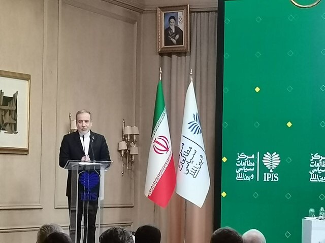 عراقچی: آرایش نظامی ما را نمیترساند/غنیسازی حق ایران است عراقچی: آرایش نظامی ما را نمیترساند/غنیسازی حق ایران است