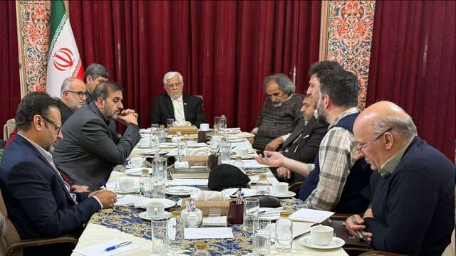 نشست عارف و جمعی از جامعهشناسان درباره حوادث اخیر نشست عارف و جمعی از جامعهشناسان درباره حوادث اخیر