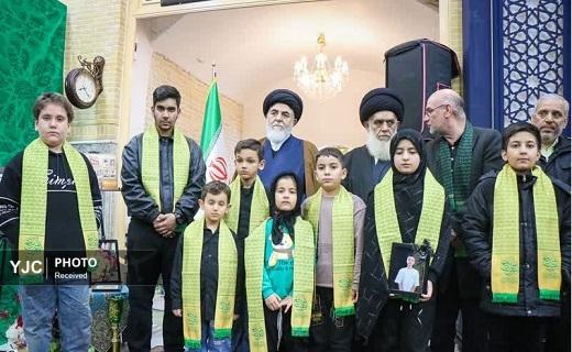 تجلیل از خانواده شهدای اخیر در آیین غبارروبی حرم امامزاده موسی مبرقع (ع)