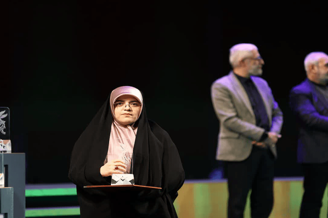 سیمرغ بهترین مستند جشنواره فیلم فجر در دستان هنرمند قمی سیمرغ بهترین مستند جشنواره فیلم فجر در دستان هنرمند قمی
