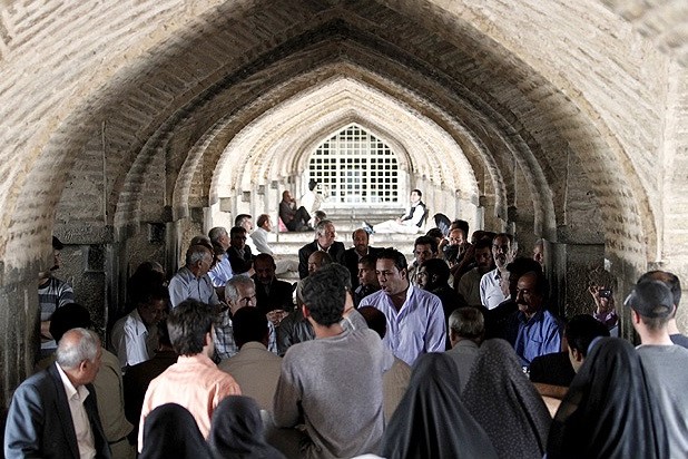 ممنوعیت آواز خوانی در پل خواجو تکذیب شد ممنوعیت آواز خوانی در پل خواجو تکذیب شد