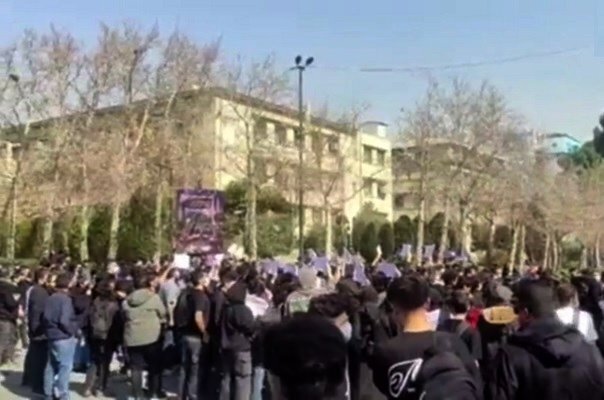 با هتاکان به نمادهای ملی برخورد خواهیم کرد/برای دانشجویان پیامک تذکر فرستادیم با هتاکان به نمادهای ملی برخورد خواهیم کرد/برای دانشجویان پیامک تذکر فرستادیم