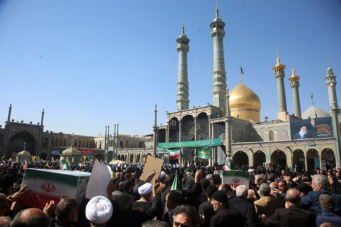 پیکر مطهر ۱۶ شهید حملات آمریکایی - صهیونی در قم تشییع شد پیکر مطهر ۱۶ شهید حملات آمریکایی - صهیونی در قم تشییع شد
