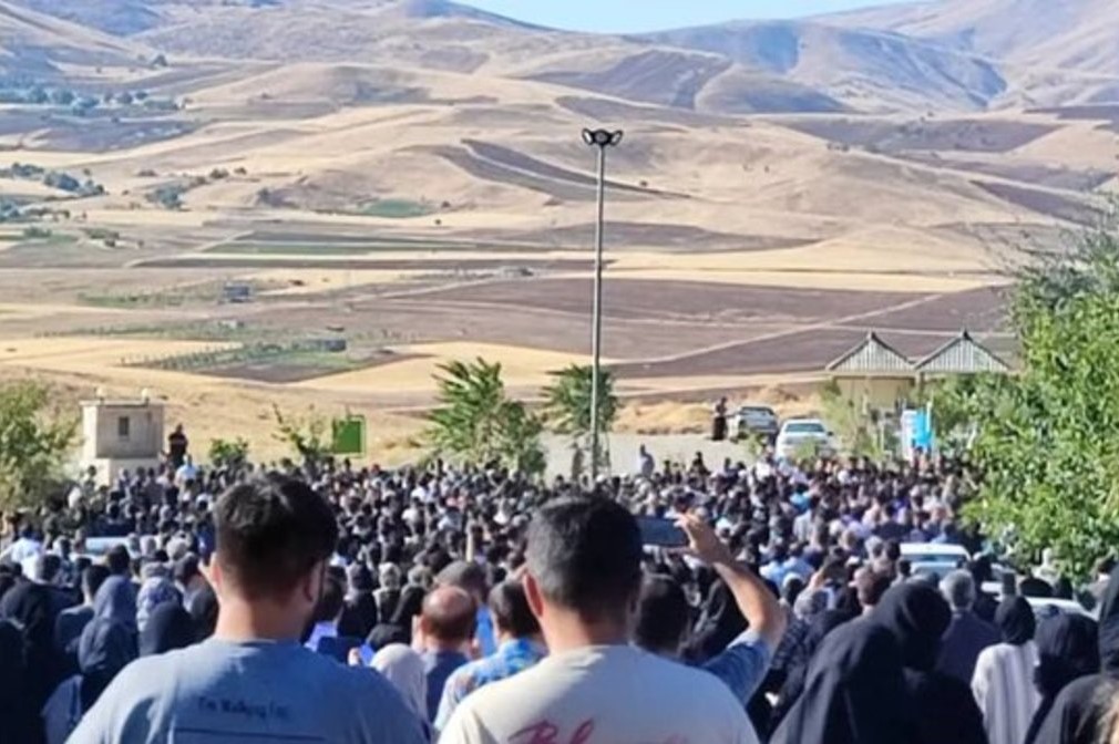 پیکر مهسا امینی در زادگاهش سقز به خاک سپرده شد