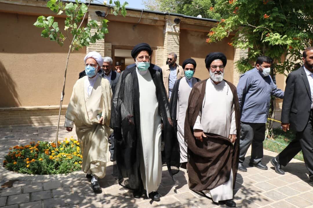 رییس جمهور از بیت تاریخی امام راحل در خمین بازدید کرد رییس جمهور از بیت تاریخی امام راحل در خمین بازدید کرد