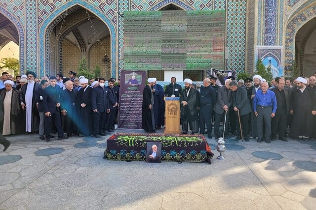 مرحوم احمد مهدوی دامغانی درحرم مطهر رضوی آرام گرفت مرحوم احمد مهدوی دامغانی درحرم مطهر رضوی آرام گرفت