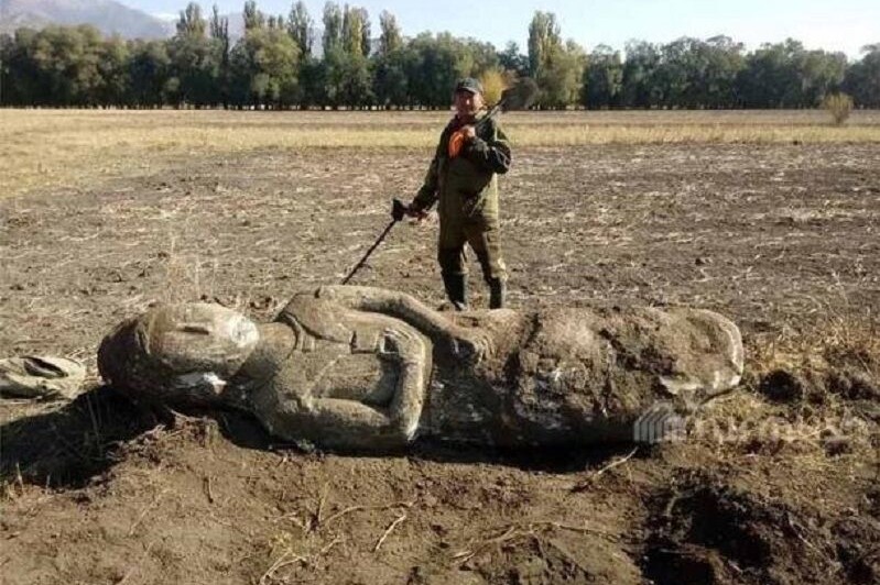 کشف مجسمه تاریخی در مزرعه سیبزمینی کشف مجسمه تاریخی در مزرعه سیبزمینی