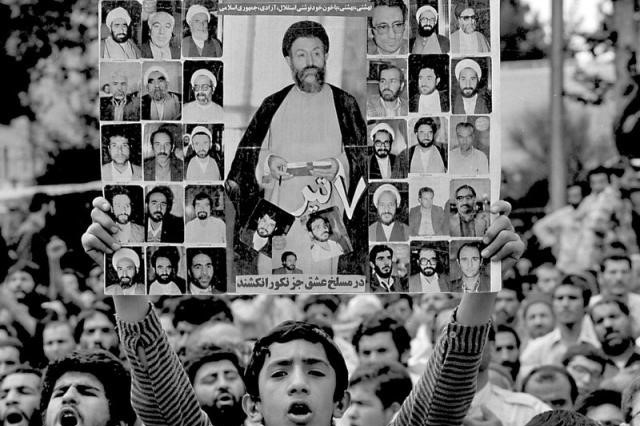 مزار شهدای هفتم تیر در قم گلباران و عطر افشانی می شود