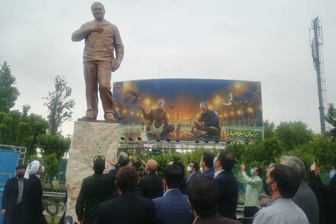 رونمایی از تندیس سردار شهید سلیمانی در تهران رونمایی از تندیس سردار شهید سلیمانی در تهران