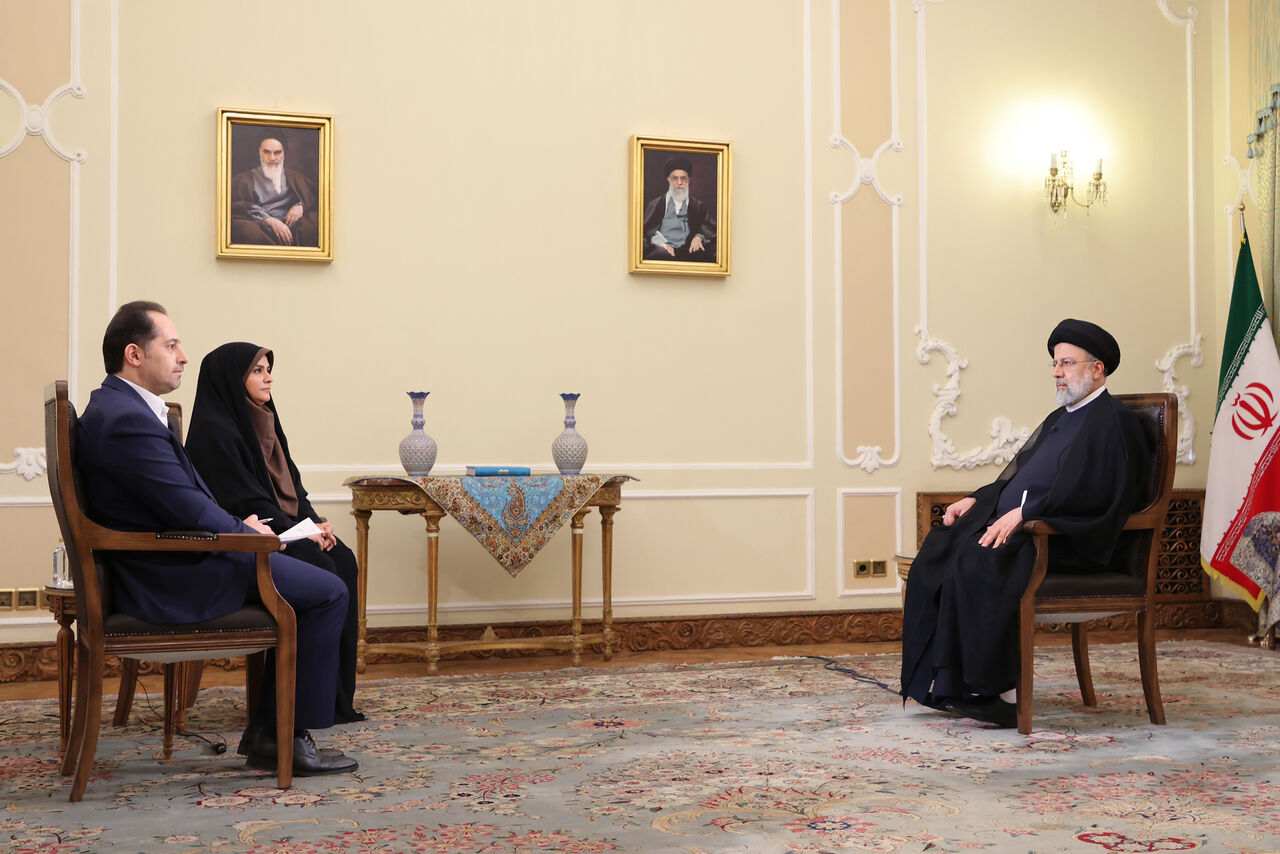 قیمت نان، دارو و بنزین تغییر نمی‌کند/ در مذاکره از مواضع خود عقب نمی‌نشینیم