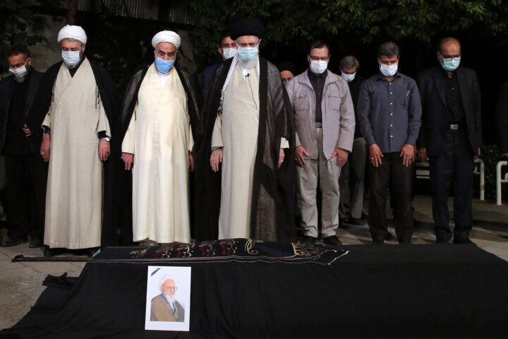 اقامه نماز رهبر انقلاب بر پیکر آیت‌الله حسن‌زاده آملی