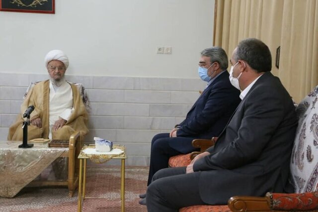 همه مسئولان برای حل مشکلات اقتصادی دست‌به‌دست هم دهند