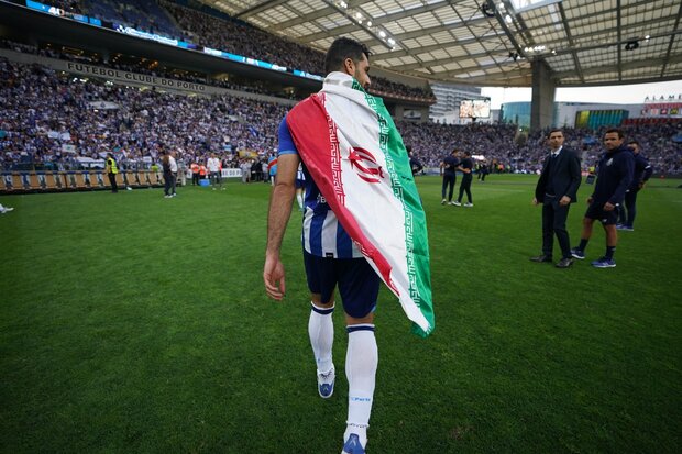 طارمی با پرچم ایران در جشن قهرمانی پورتو+عکس طارمی با پرچم ایران در جشن قهرمانی پورتو+عکس