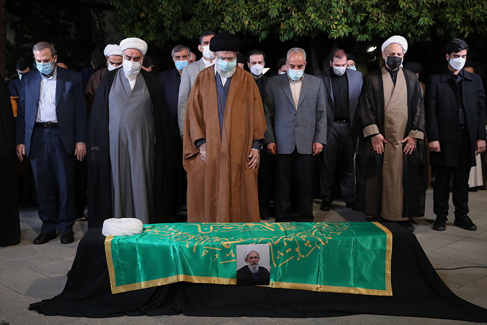 رهبر انقلاب: خدمات آقای ری‌شهری منشاء خیر برای نظام بود
