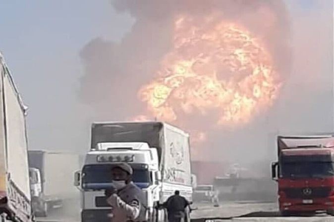 مرز دوغارون به دلیل آتش سوزی تعطیل شد+فیلم