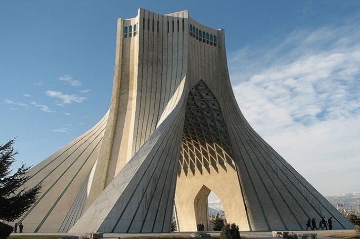 شایعه اصابت موشک به برج آزادی تکذیب شد