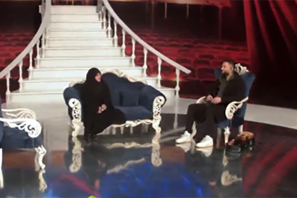 بوسه بنیامین بهادری بر چادر مادر شهید بوسه بنیامین بهادری بر چادر مادر شهید
