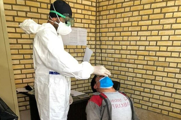 حدود ۷۰ درصد از تست های کرونا در قم مثبت می شود