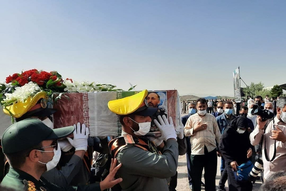 پیکر سردار حجازی در کنار برادر شهیدش آرام گرفت