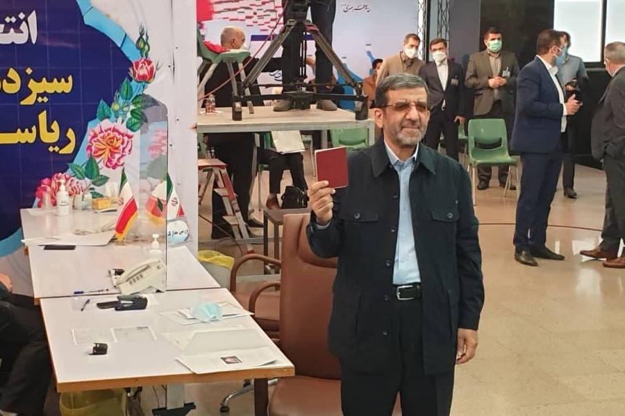 ضرغامی جا پای احمدی نژاد گذاشت/ درگیری هواداران با نیروی انتظامی