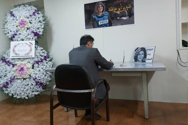 خطیب زاده دفتر یادبود خبرنگار شهید فلسطینی را امضا کرد