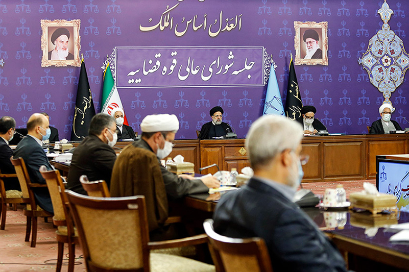 بخشی از مشکلات امروز کشور ناشی از چشم دوختن به لبخند و یا خشم خارجیها است بخشی از مشکلات امروز کشور ناشی از چشم دوختن به لبخند و یا خشم خارجیها است