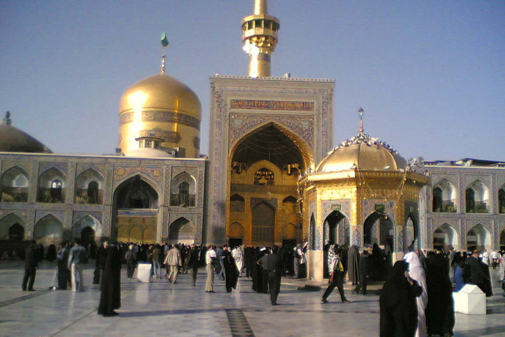 تلاش مردم برای نجات کبوتران از زیر بارش تگرگ مشهد+ فیلم