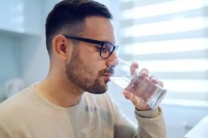 آیا نوشیدن آب زیاد، پوست را شفاف می‌کند؟