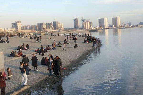 آتش نشانان در جستجوی تمساح در دریاچه چیتگر تهران آتش نشانان در جستجوی تمساح در دریاچه چیتگر تهران