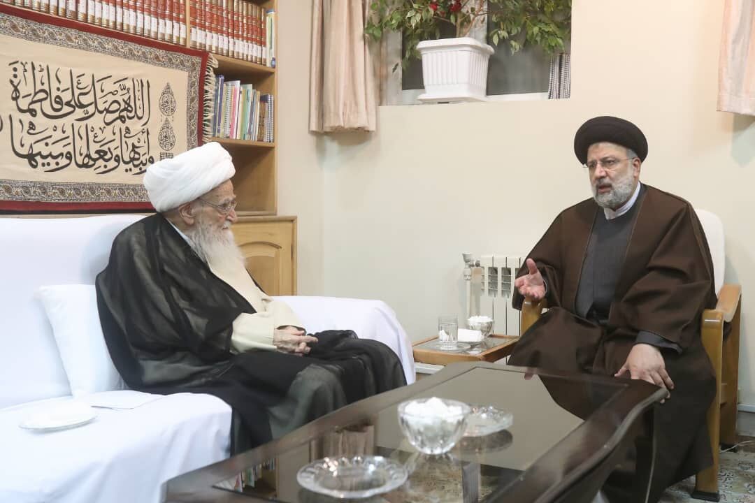 آیت الله صافی گلپایگانی: باید با حفظ عزّت و اقتدار، با جهان در ارتباط بود