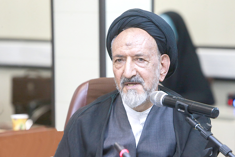 مردی با عمامه سیاه و قلبی سپید