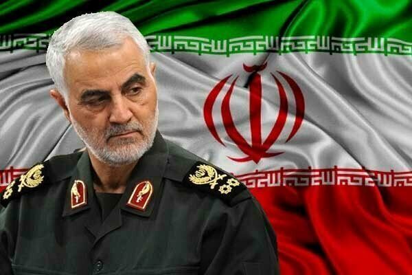 خبرنگار آمریکایی با عکس شهید سلیمانی پاسخ توییت ترامپ را داد+عکس