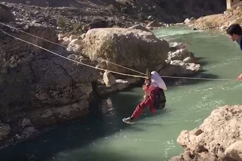 واکنش راهداری به فیلم جابه‌جایی روستایی‌ها با سیم بکسل+فیلم
