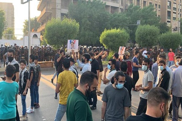 عراقی‌ها پرچم فرانسه و تصاویر ماکرون را آتش زدند + فیلم