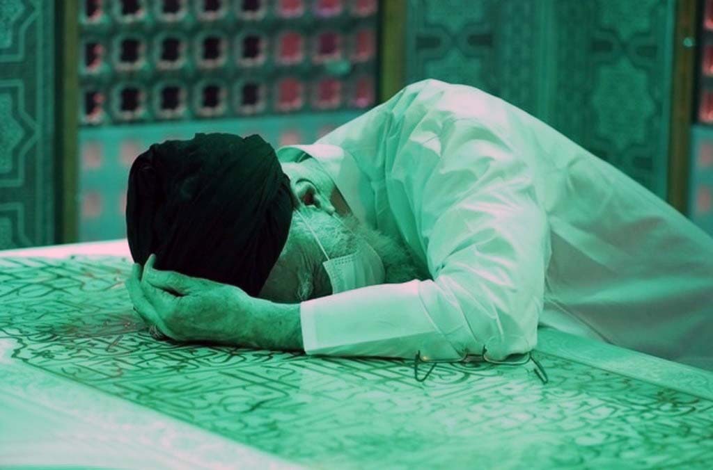 غبارروبی مضجع مطهر رضوی در سفر رهبر انقلاب به مشهد مقدس