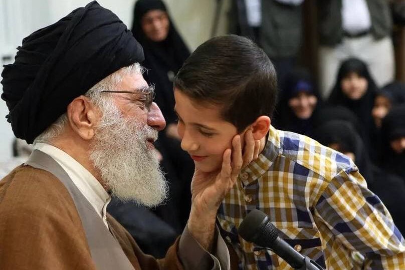 توصیه مهم رهبر معظم انقلاب به فرزندان شهدا در روز پدر