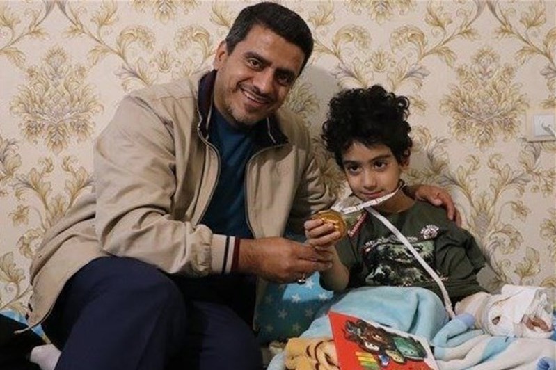 فروغی:به عنوان یک وظیفه مدال و پیراهن تیم ملی را به آرتین تقدیم کردم فروغی:به عنوان یک وظیفه مدال و پیراهن تیم ملی را به آرتین تقدیم کردم