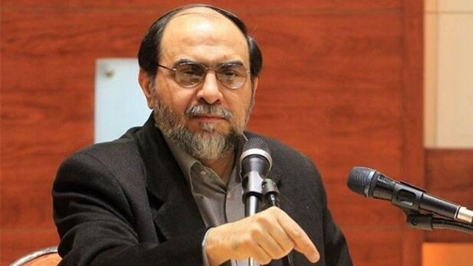 انتقاد تند روزنامه جمهوری از رحیم پور ازغدی و حسن عباسی/ این نابغه ها از طرف خودشان حرف بزنند، نه از سوی نظام