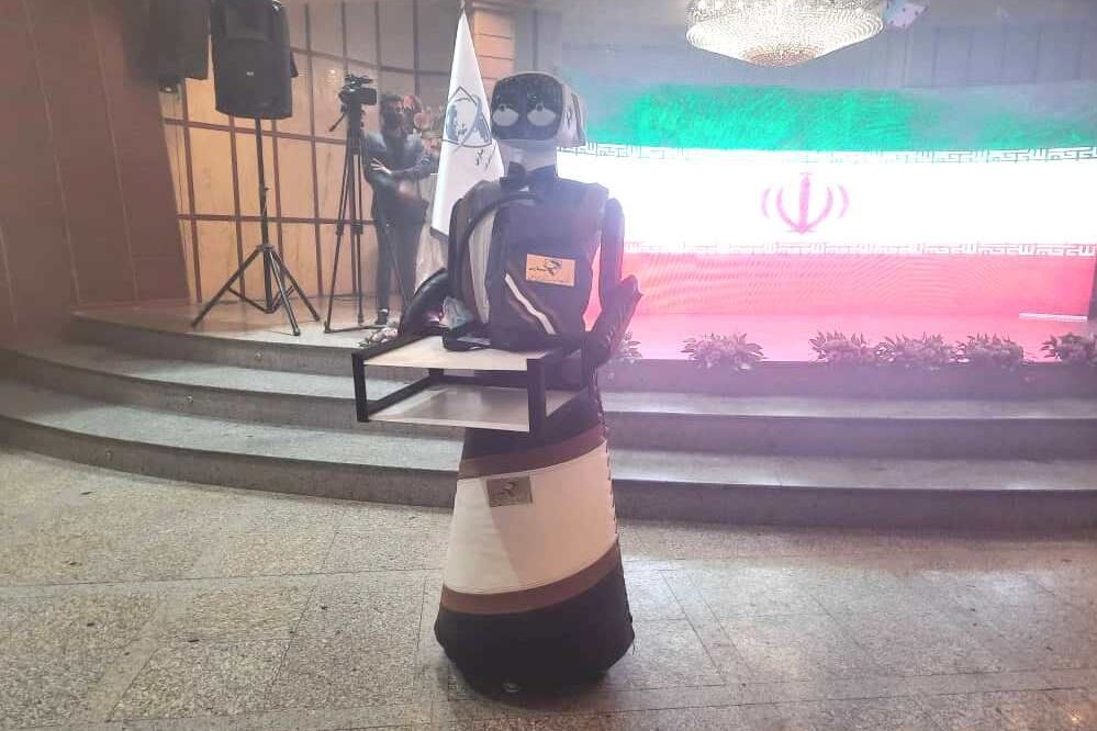 ربات انسان نما در کرمان رونمایی شد ربات انسان نما در کرمان رونمایی شد